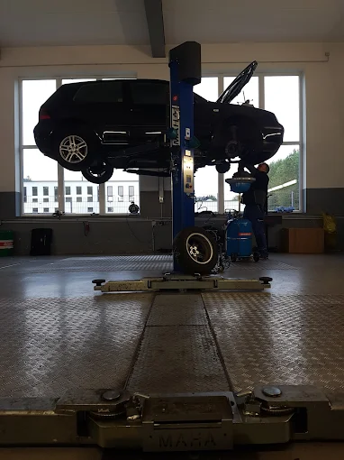 Fahrzeug auf der Hebebühne