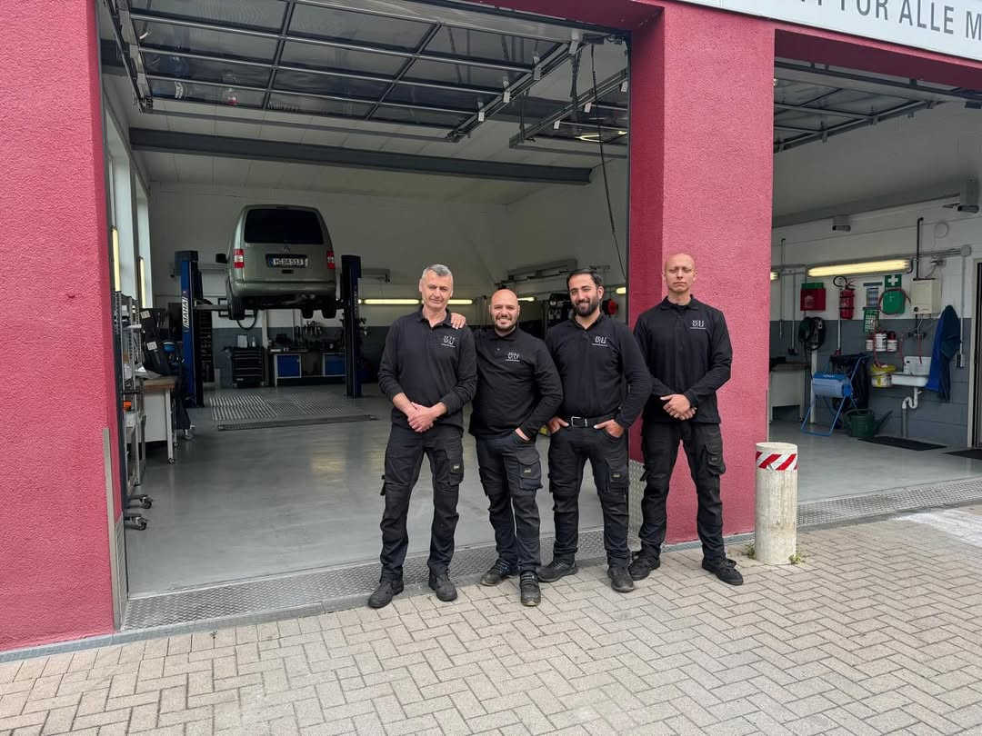 Das Team von BH Autoservice vor der Meisterwerkstatt in Hannover-Kirchrode