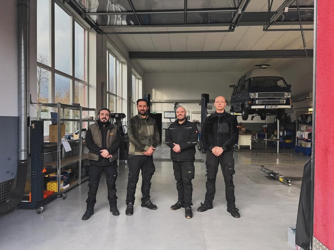 Das Team von BH Autoservice in der Werkstatthalle