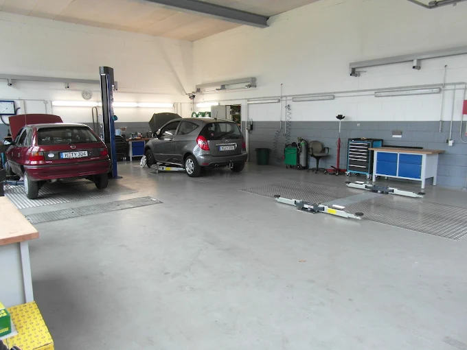 Moderne Werkstatthalle mit Hebebühnen bei BH Autoservice Kirchrode