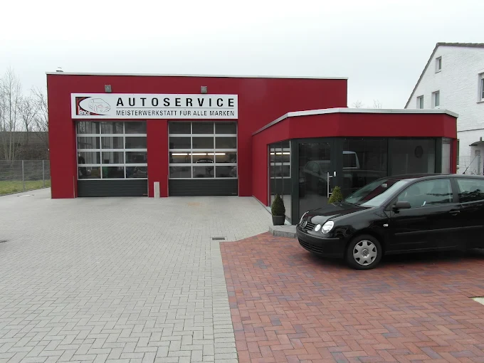 Eingangsbereich und Vorplatz der Werkstatt