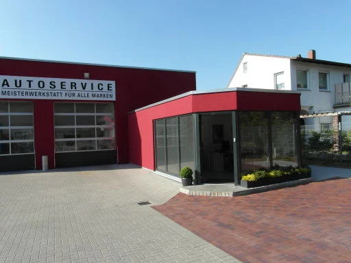 Werkstattgebäude an einem sonnigen Tag
